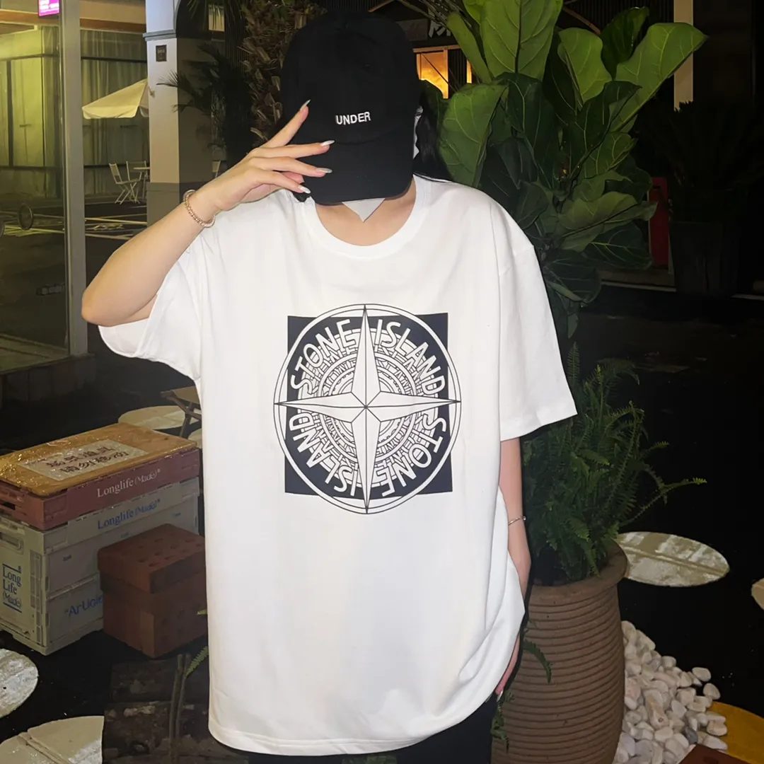 W626#P110💰 [Stone lsland/Stone Island summer new short-sleeved T-shirt with big compass print on the chest] ⚠️[Original creation with high control of details] - Made of 260 grams of combed cotton with 32-count double yarn, soft and comfortable to the touch, sweat-absorbent and breathable. - Simple, basic and versatile style, original quality, the first choice for couples. - Made in a large factory, four needles and five threads on the shoulder, neatly arranged, high quality workmanship. - Same style for men and women. Very versatile, one piece for everyone, details are clearly visible. Color: Black White Size: M L